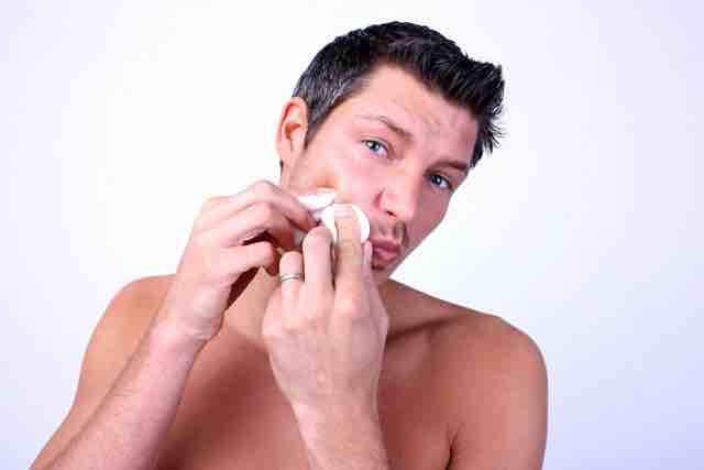 Was hilft bei großen Poren auf der Nase?