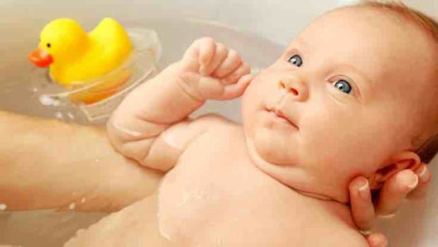 Baby richtig baden – Tipps & Tricks für den Badespaß