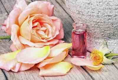 Pflegendes Rosenöl fürs Gesicht selber machen